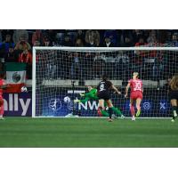Potland Thorns' Hina sugita and North Carolina Courage's Denise O'Sullivan on the field